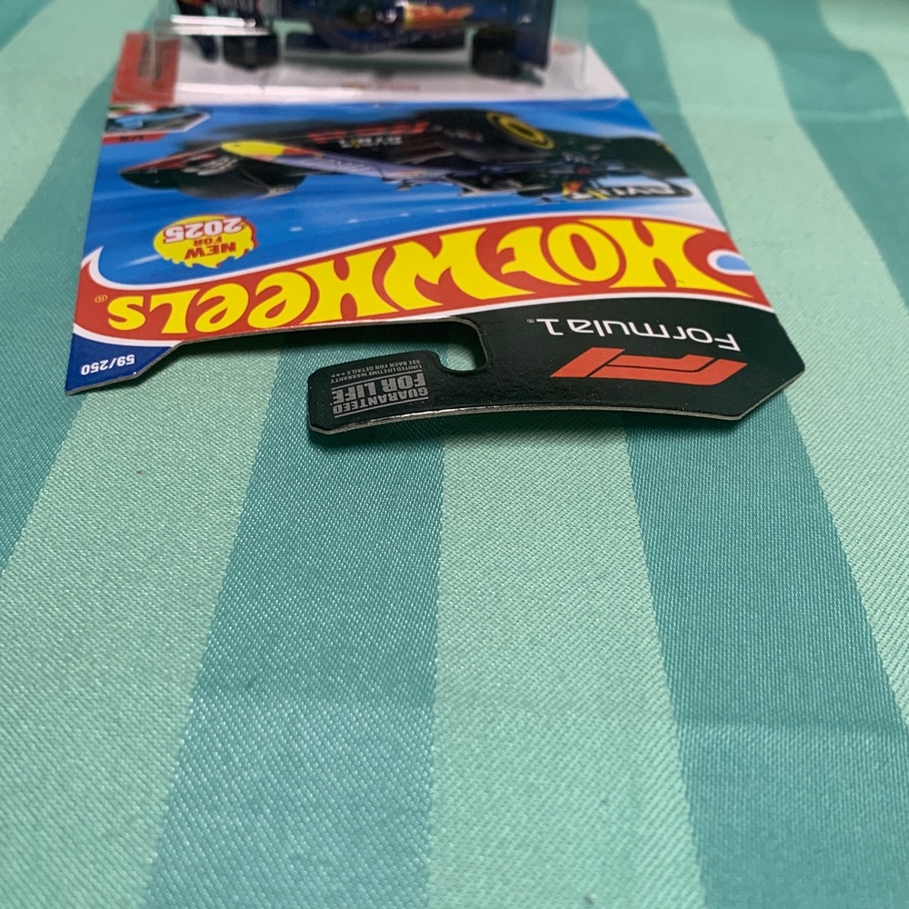 Hot Wheels Oracle Red Bull Racing Formula 1 Die-Cast Car blue - Picture 10 of 11